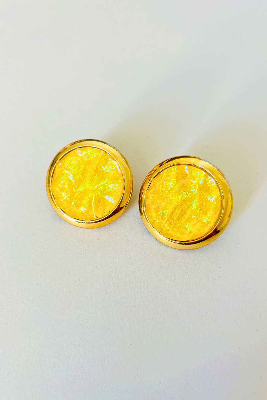 Clips jaunes irisés