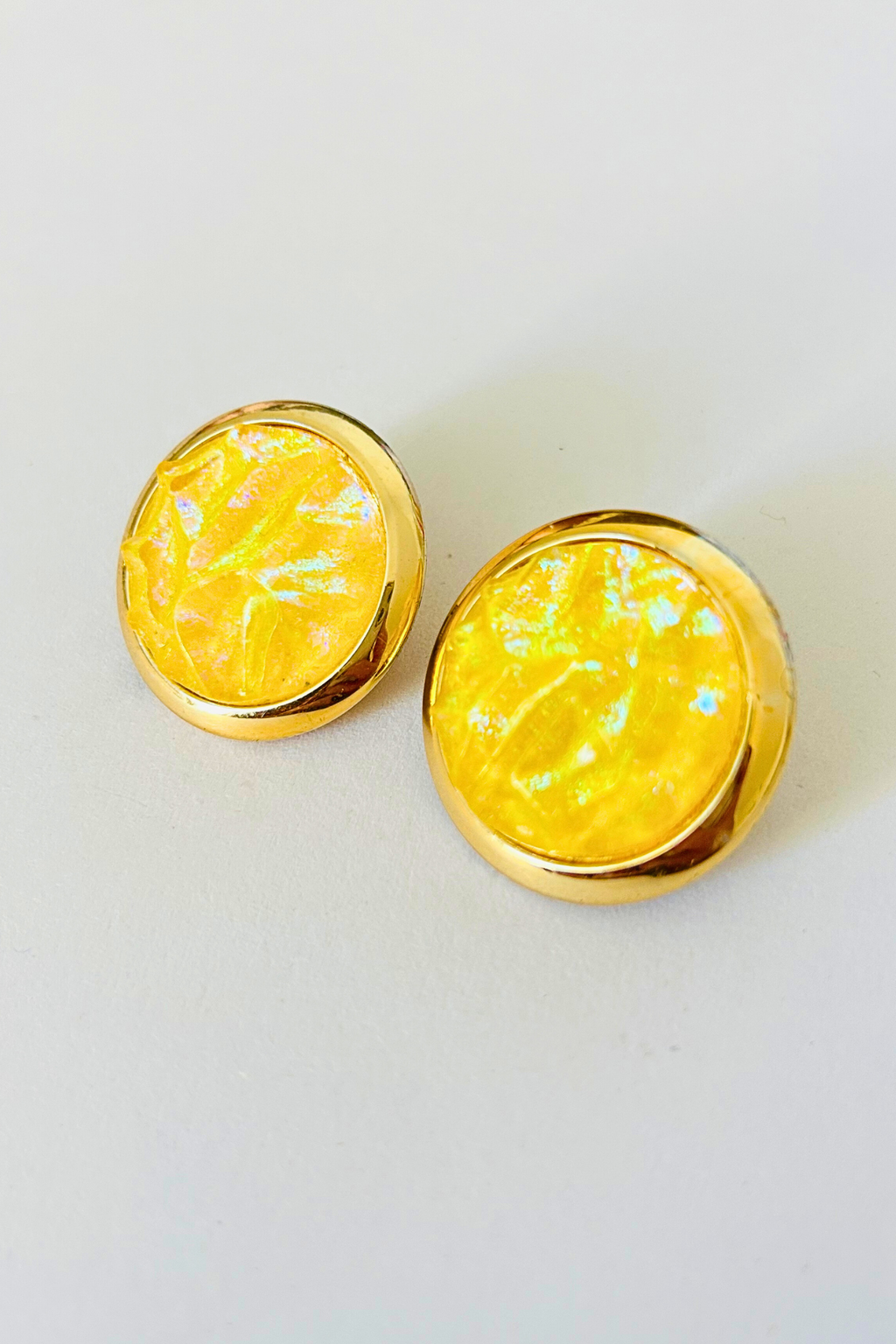 Clips jaunes irisés