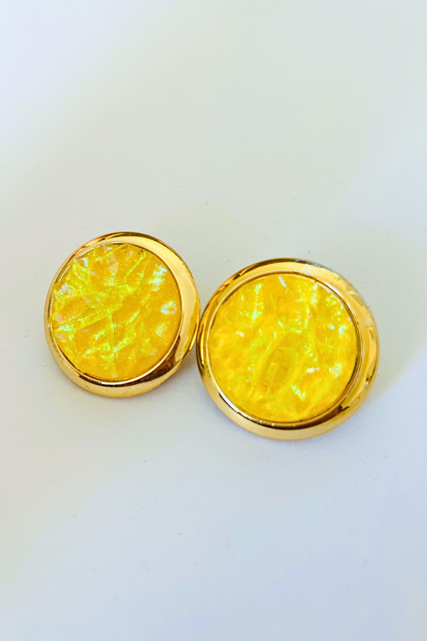 Clips jaunes irisés