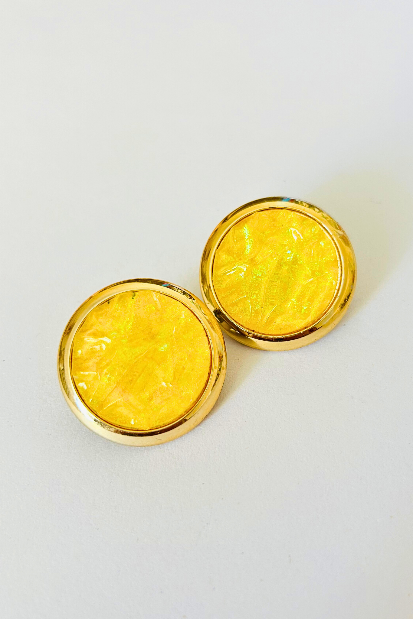 Clips jaunes irisés