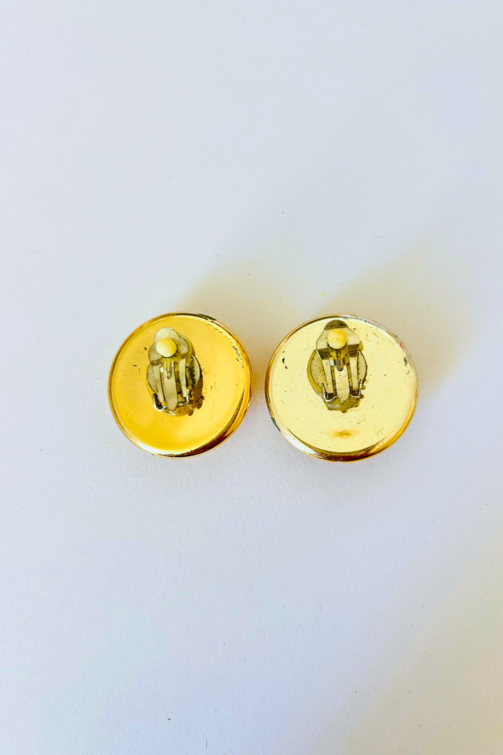 Clips jaunes irisés