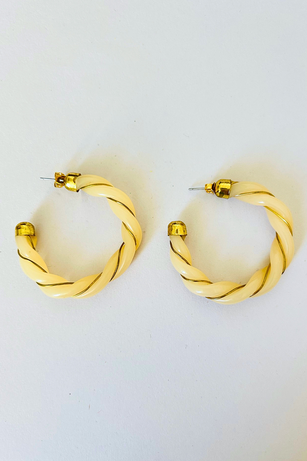 Créoles beiges et dorés