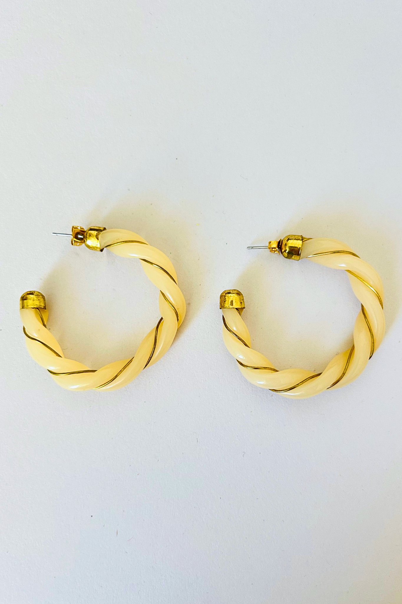 Créoles beiges et dorés