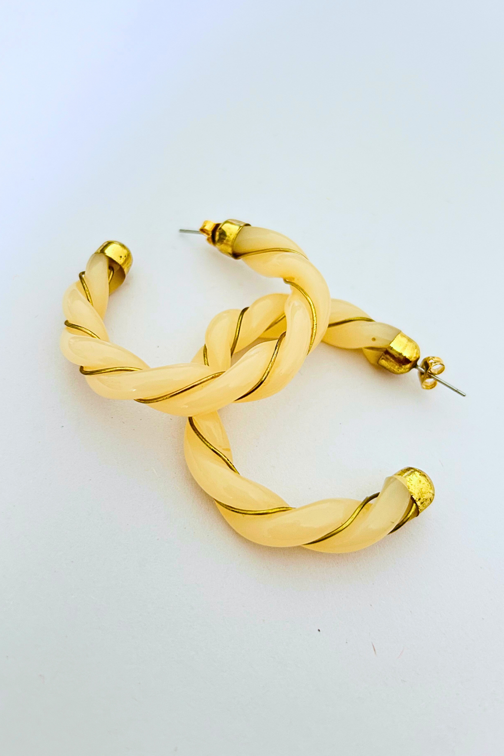 Créoles beiges et dorés