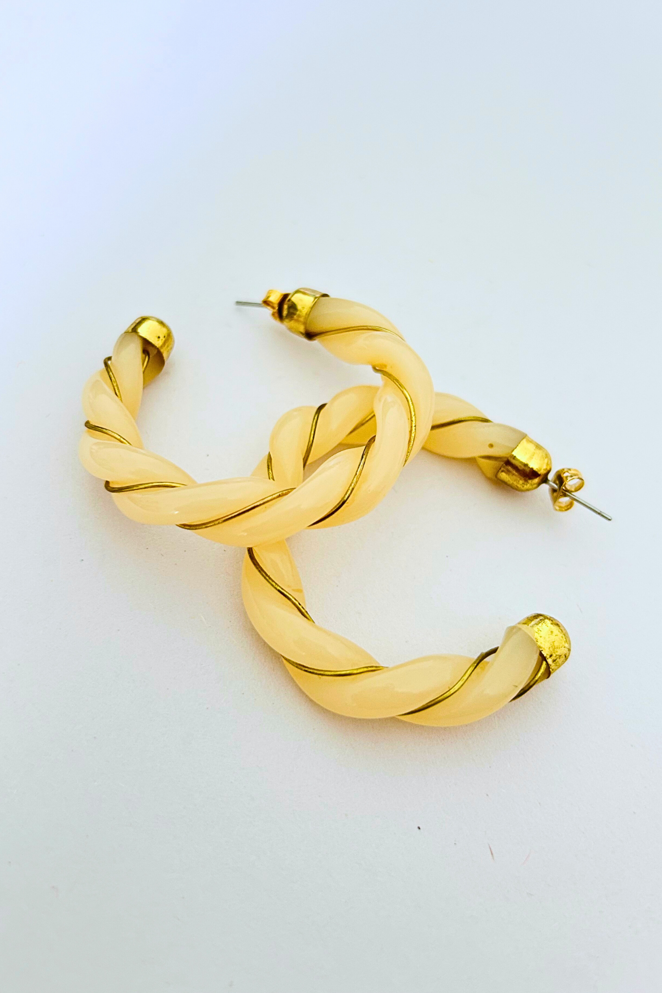 Créoles beiges et dorés