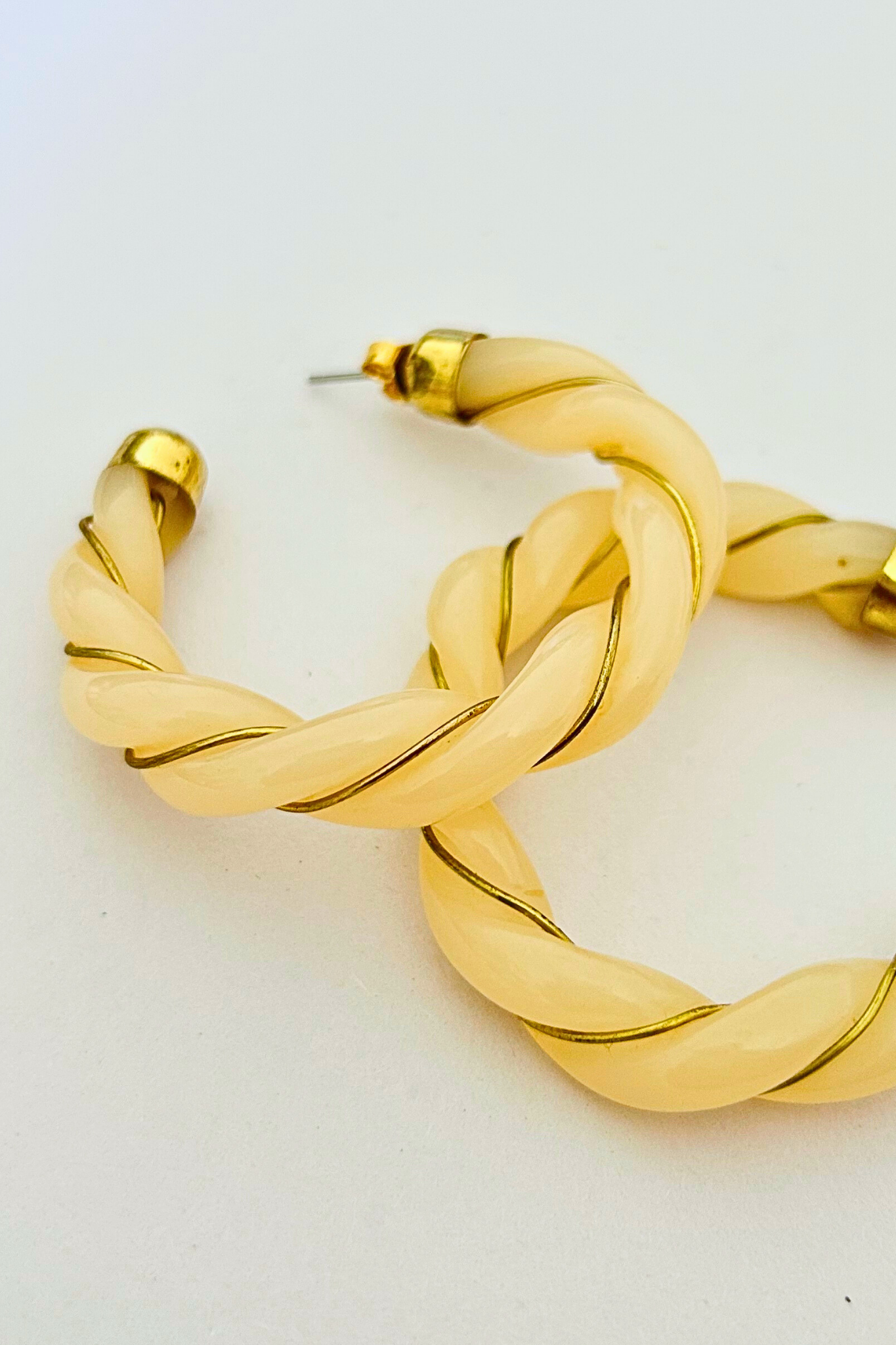 Créoles beiges et dorés